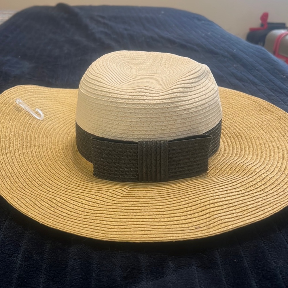Wide brim hat with bow